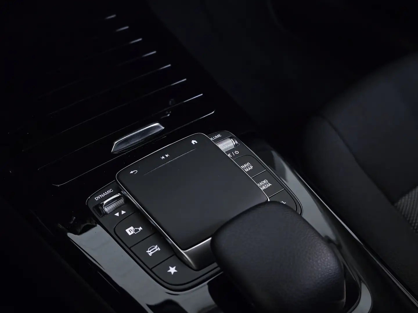 Mercedes-Benz A 180 AMG Line - Vista 12